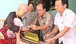 Provincial leaders present Tet gifts to policy families
