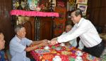 Chairman of the PPC Le Van Huong presents Tet gifts to policy families