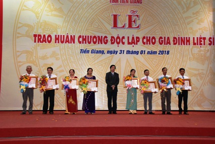 	Bí thư Tỉnh ủy Nguyễn Văn Danh trao Huân chương Độc lập Hạng Nhì cho các gia đình liệt sĩ