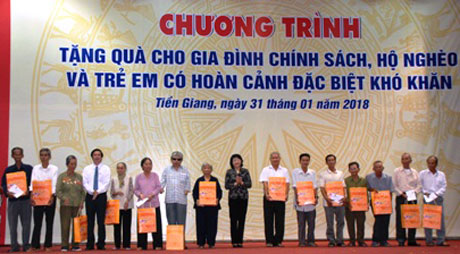 Phó Chủ tịch Nước Đặng Thị Ngọc Thịnh và Bí thư Tỉnh ủy Tiền Giang Nguyễn Văn Danh trao quà Tết cho gia đình chính sách.