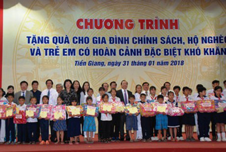 Phó Chủ tịch Nước Đặng Thị Ngọc Thịnh và Bí thư Tỉnh ủy Tiền Giang Nguyễn Văn Danh trao quà Tết cho gia đình chính sách.