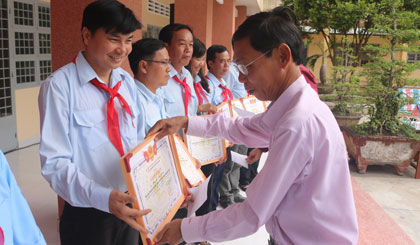 Chánh văn phòng Sở GD&ĐT Nguyễn Thanh Thiện trao giấy khen của Hội Đồng đội tỉnh cho các giáo viên TPT có thành tích xuất sắc trong thời gian qua.