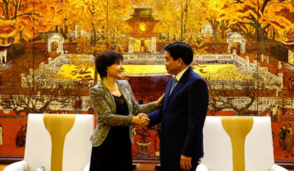 Italian Ambassador to Vietnam Cecilia Piccioni and Chairman of the Hanoi People’s Committee Nguyen Duc Chung.