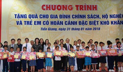 Vice President Dang Thi Ngoc Thinh and Secretary of the Tien Giang provincial Party Committee Nguyen Van Danh present Tet gifts to disadvantaged students. Photo: H.NGA