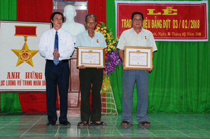 Bí thư Tỉnh ủy Nguyễn Văn Danh đã trao Huy hiệu đảng và tặng quà của Tỉnh ủy cho các đảng viên 55 năm tuổi đảng