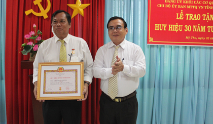 Đồng chí Võ Văn Bình trao huy hiện 30 năm tuổi đảng cho đồng chí Huỳnh Văn Phương