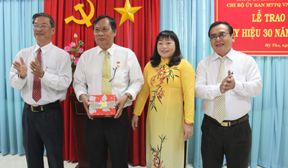 Đồng chí Thái Ngọc Bảo Trâm và Chi bộ MTTTQ tỉnh cũng đã tặng hoa, quà chúc mừng đồng chí Huỳnh Văn Phương