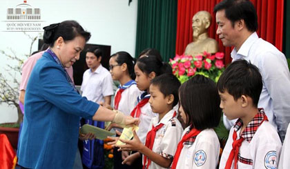 National Assembly Chairwoman Nguyen Thi Kim Ngan presents gifts to disadvantaged children.