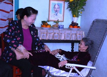 Chủ tịch Quốc hội ân cần thăm hỏi Mẹ Việt Nam anh hùng Phạm Thị Gái (92 tuổi)