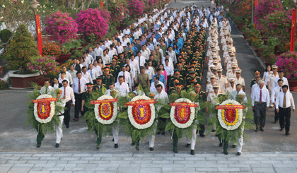 The delegation laid a wreath at the the provincial Martyr's Cemetery. Photo: CAO THANG