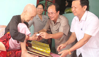 Đoàn ân cần gởi lời mừng thọ, chúc sức khỏe đến cụ Trần Thị Nhơn, 100 tuổi ấp Bình Khánh, xã Bình Phú 