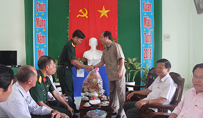 Thay mặt Đoàn,  đồng chí Trần Kim Trát gởi lời chúc tết và động viên các cán bộ, chiến sĩ đang làm nhiệm vụ thuộc Tiểu đoàn 514, xã Đồng Thạnh, huyện Gò Công Tây. 