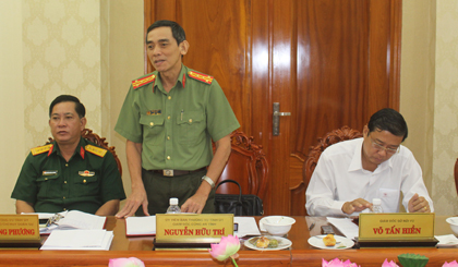 Giám đốc Công an tỉnh Nguyễn Hữu Trí phát biểu ý kiến.