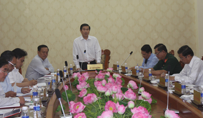 Chủ tịch UBND tỉnh Lê Văn Hưởng phát biểu chỉ đạo. 