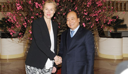 PM Phuc shakes hands with Dutch Minister for Foreign Trade and Development Cooperation Sigrid Kaag (credit: Tran Hai)
