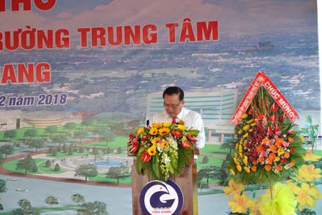 Phó Chủ tịch UBND tỉnh Lê Văn Nghĩa phát biểu .