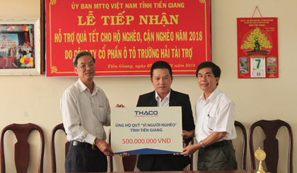 Công ty Cổ phần Ô tô Trường Hải trao bảng tượng trưng 500 triệu đồng cho MTTQ tỉnh