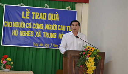 đồng chí Lê Văn Hưởng phát biểu tại buổi trao quà cho người có công, người cao tuổi, người nghèo xã Trung Hòa