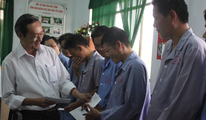 Comrade Phan Van Ha, President of the Sponsoring Association presents gifts to mental patients.