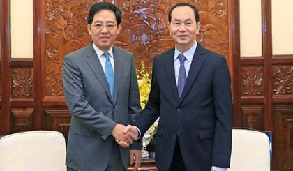 President Tran Dai Quang (right) and Chinese Ambassador to Vietnam Hong Xiaoyong. (Photo: VOV)