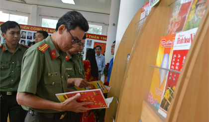 Đại biểu tham quan khu trưng bày triển lãm sách, báo xuân năm 2018