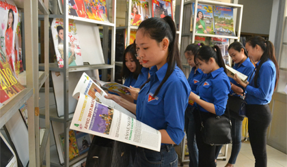Sinh viên, học sinh đọc báo xuân tại thư viện tỉnh