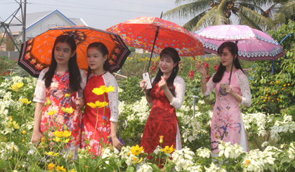 Những thiếu nữ tận TP. Cần Thơ tìm đến Vườn hoa Thạch Thảo (ấp Phước Thuận, xã Phước Thạnh, TP. Mỹ Tho) để tham quan, chụp ảnh.