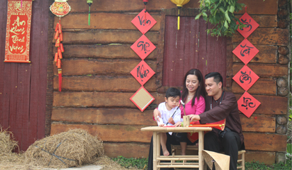 Gia đình chị Nguyễn Thị Kim Ngân (Việt kiều Mỹ) về quê ăn tết tìm đến Ao Sen Gò Me (xã Phước Thạnh, TP. Mỹ Tho) để chụp ảnh.