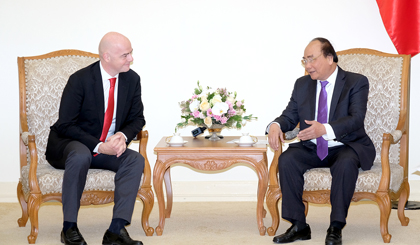 Thủ tướng Nguyễn Xuân Phúc và Chủ tịch FIFA Gianni Infantino - Ảnh: VGP/Quang Hiếu 