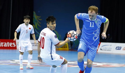 Tuyển Futsal Việt Nam (áo trắng) dừng bước sau trận thua Futsal Uzbekistan. (Nguồn: AFC)