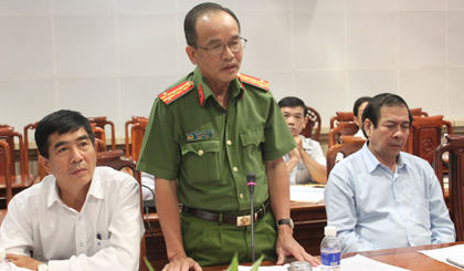 Đại tá Nguyễn Văn Tảo, Phó Giám đốc Công an tỉnh trả lời các câu hỏi của phóng viên, nhà báo