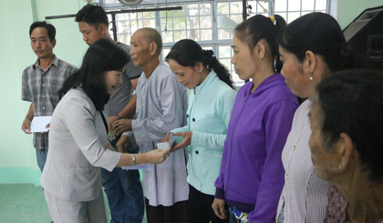 Đồng chí Châu Thị Mỹ Phương trao quà cho hộ nghèo ở xã Long Khánh.