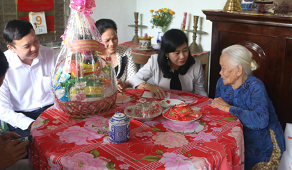 Đoàn đến thăm, tặng quà và chúc Tết Mẹ Việt Nam Anh hùng Phạm Thị Như ở xã Long Khánh, Thị xã Cai Lậy.