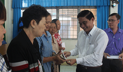 Đoàn tặng 23 phần quà tết cho người cao tuổi, hộ nghèo thị trấn Tân Hiệp 
