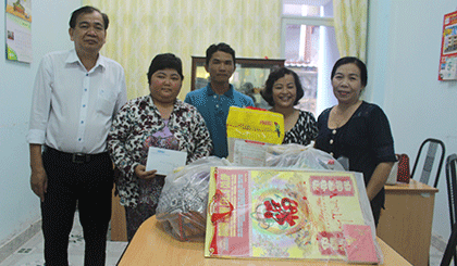 Tổng Biên tập Báo Ấp Bắc Nguyễn Minh Tân trao quà cho gia đình chị Họp 
