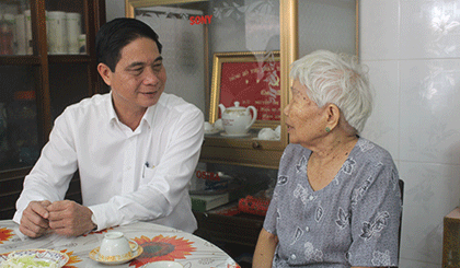 Visit and greet the mother martyrs Le Tuyet Hong, resident Me