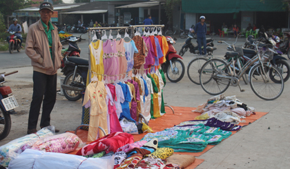 Quần áo được bày bán tại chợ Xóm Thủ (xã Bình Tân, huyện Gò Công Tây).
