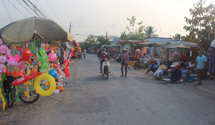Hàng hóa được bày bán dọc 2 bên đường của chợ Vạn Thạnh (xã Bình Nghị, huyện Gò Công Đông). 