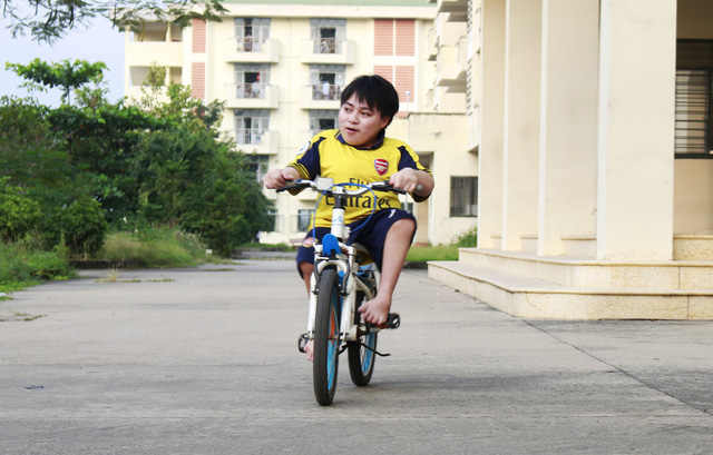  Duong Van Thanh on his kid’s bike. Photo: Tuoi Tre