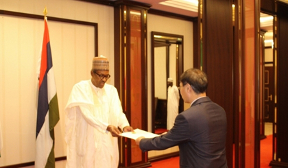 Vietnamese Ambassador to Nigeria Pham Anh Tuan presents his letter of credentials to Nigerian President Muhammad Buhari. (Credit: baoquocte.vn)