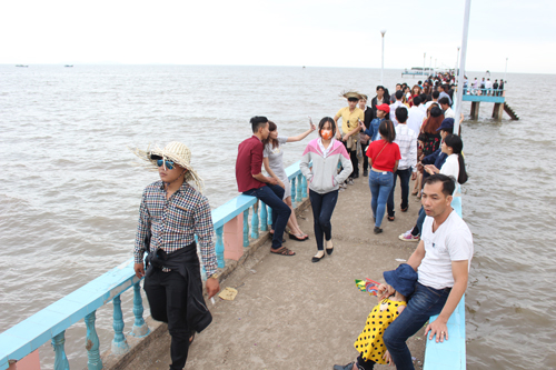 Cầu tàu nối ra biển là một trong những điểm nhấn thu hút du khách tìm đến biển Tân Thành trong dịp tết.