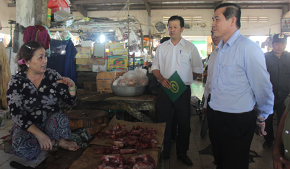 Chủ tịch UBND tỉnh Lê Văn Hưởng trao đổi với tiểu thương chợ Thiên Hộ.