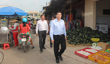 Chủ tịch UBND tỉnh Lê Văn Hưởng thăm chợ Tân Phước.