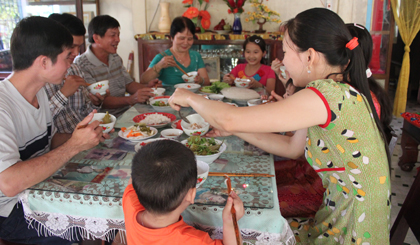Ngày cuối cùng của năm là một ngày đầy cảm xúc. Với mỗi nhà, mỗi người dân Việt Nam, dù công việc bận rộn đến đâu, nhưng bữa cơm chiều cuối năm luôn được họ coi trọng, đề cao, đó là ngày mọi người tụ tập đông đủ để dọn dẹp và trang hoàng nhà cửa, làm mâm cỗ cúng tổ tiên và ăn với nhau bữa cơm sum họp gia đình. 