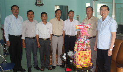 Chủ tịch UBND tỉnh Lê Văn Hưởng chúc tết, tặng quà Xí nghiệp Thủy nông Bảo Định.