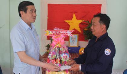 Chủ tịch UBND tỉnh tặng quà cho Cụm Thủy nông Xuân Hòa.