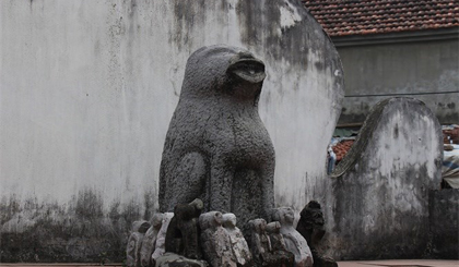 Chó đá ở đình làng Địch Vĩ (xã Phương Đình, Đan Phượng, Hà Nội). Ảnh: VGP/Nguyễn Trang
