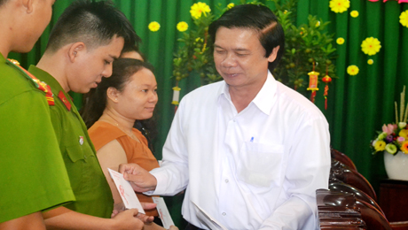 Bí thư tỉnh ủy trao quà cho cán bộ, viên chức Đài Phát thanh-Truyền hình Tiền Giang