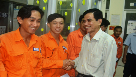 Chủ tịch Liên đoàn Lao động tỉnh Nguyễn Văn Hiền trao quà cho công nhân điện lực Mỹ Tho