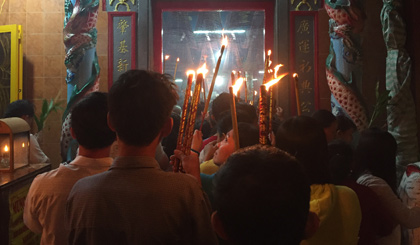 Rất đông người dân đến thắp hương, lễ Phật tại chùa Ông.